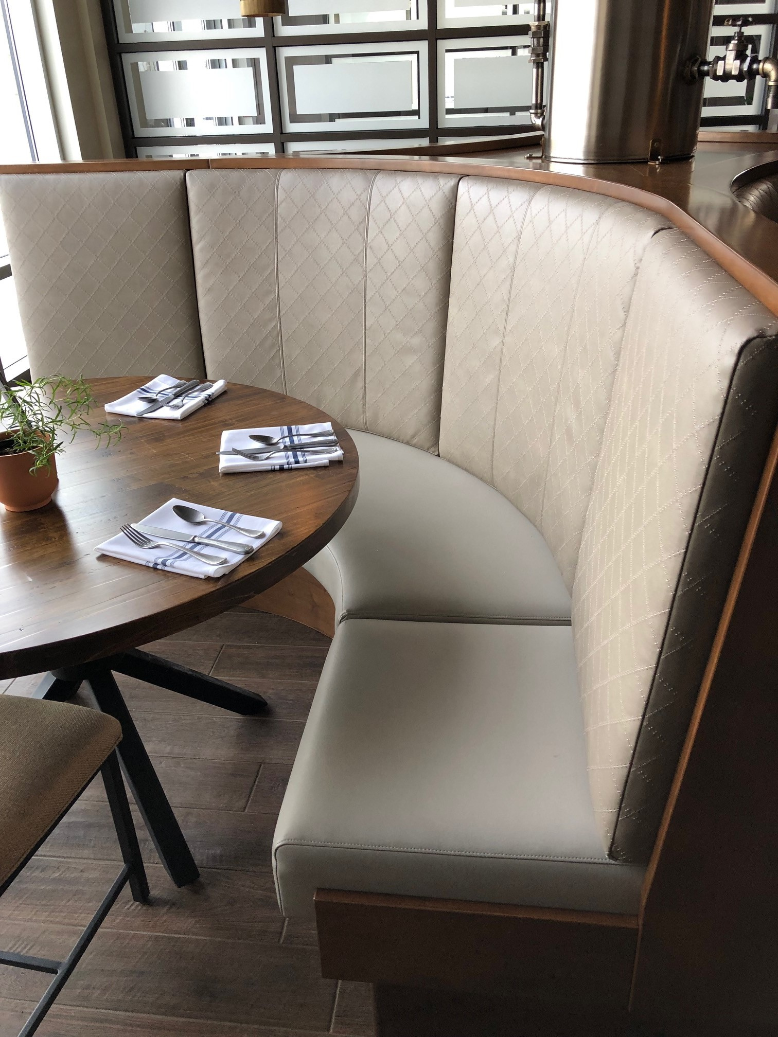 Conception_fabrication_meubles_rembourrés_banquettes_sièges_banquette_en_production_1