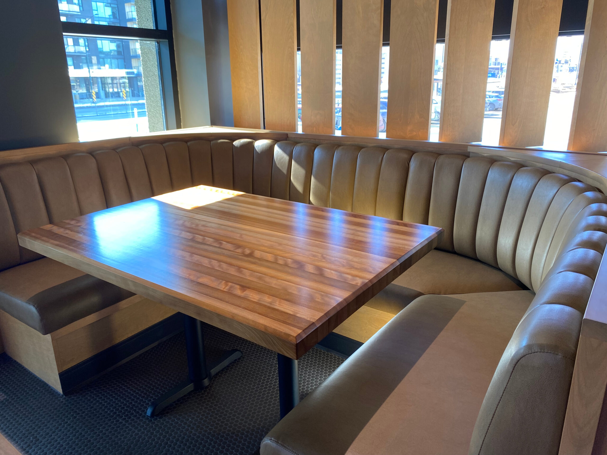 Conception_fabrication_meubles_rembourrés_banquettes_sièges_banquette_en_production_1